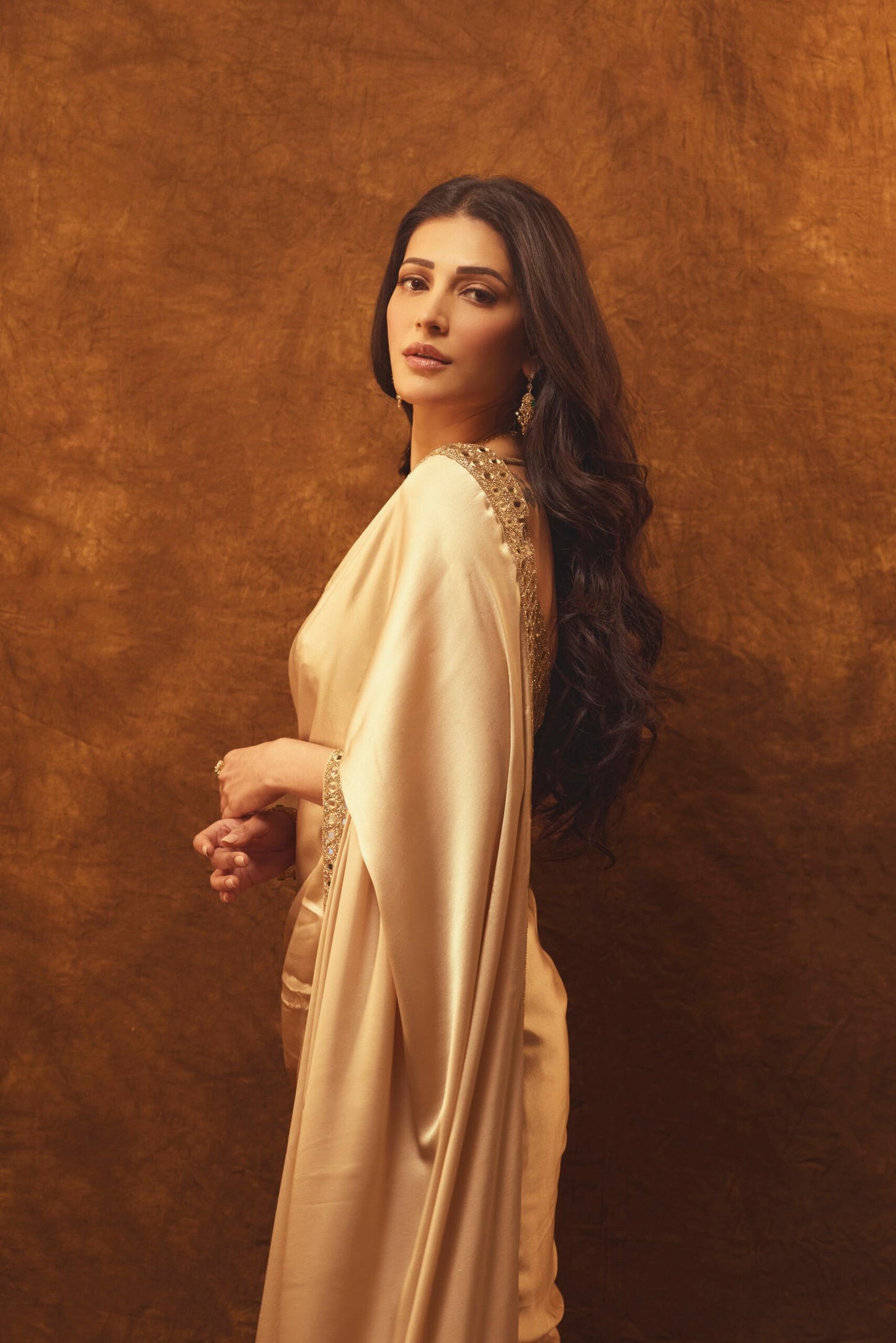 SHRUTI HAASAN IN MIRROR SATIN SAREE SET