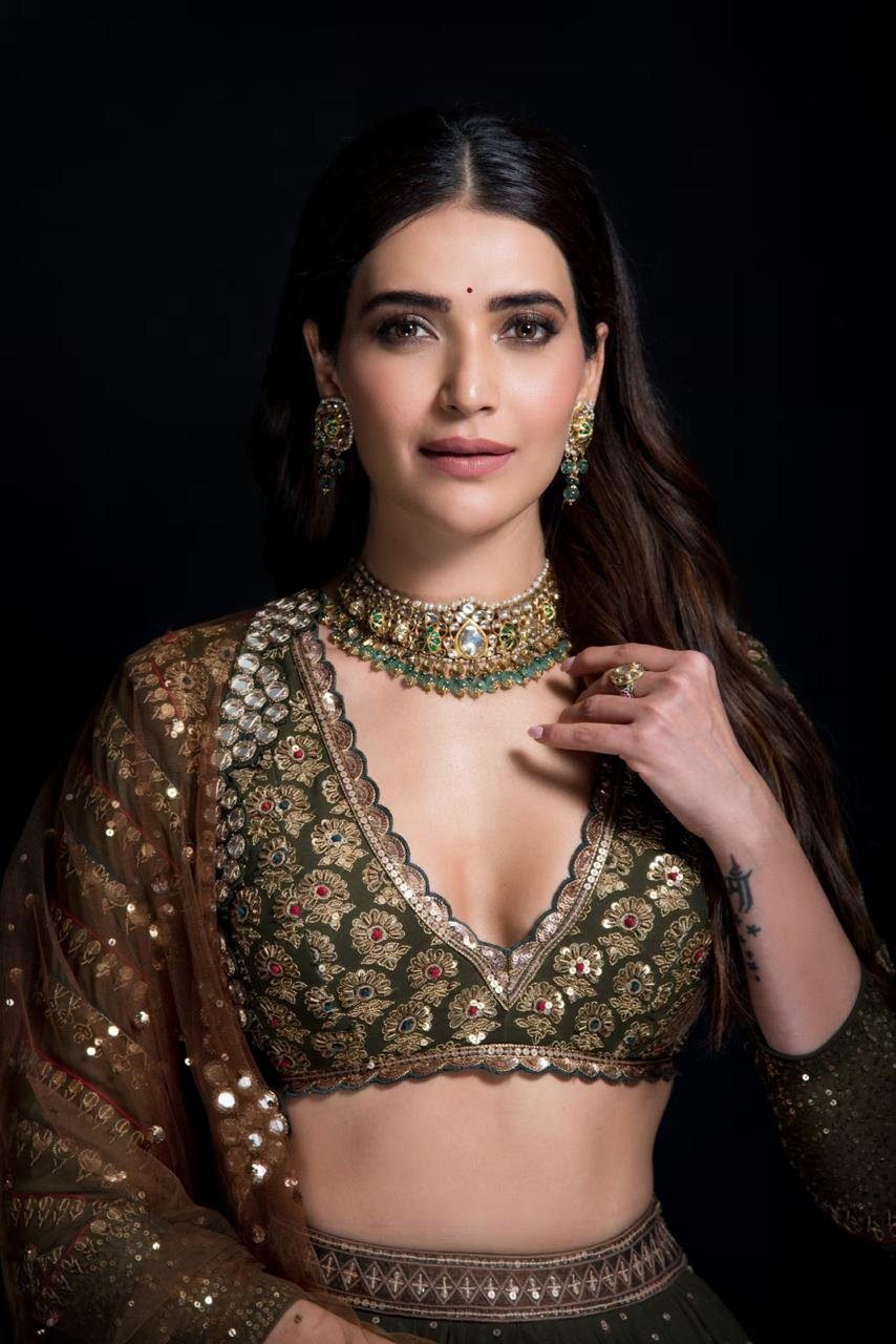Tier Lehenga Set (KARISHMA TANNA )