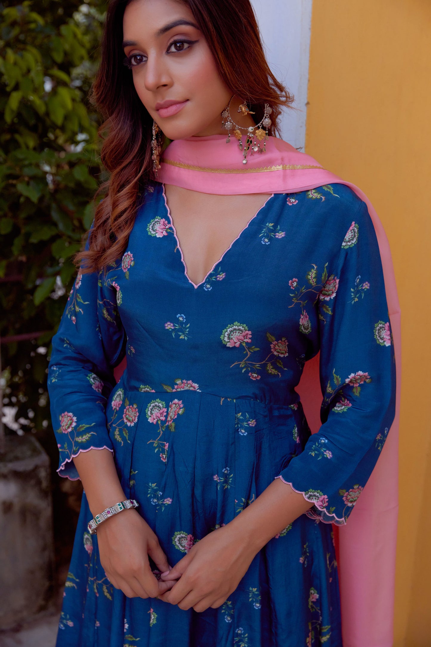 NEEL GULABI