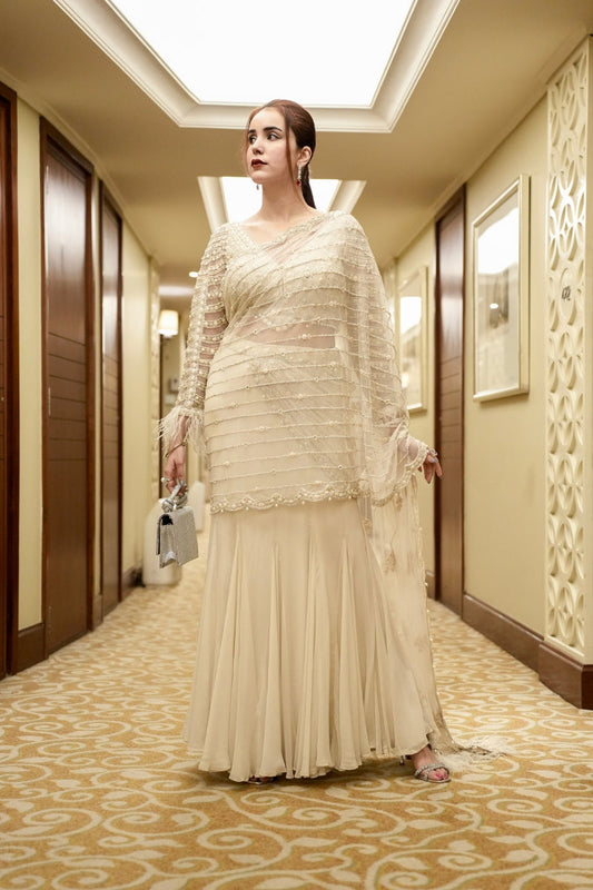 Jasleen Sabharwal IN Off-white Shimmer Drape Saree