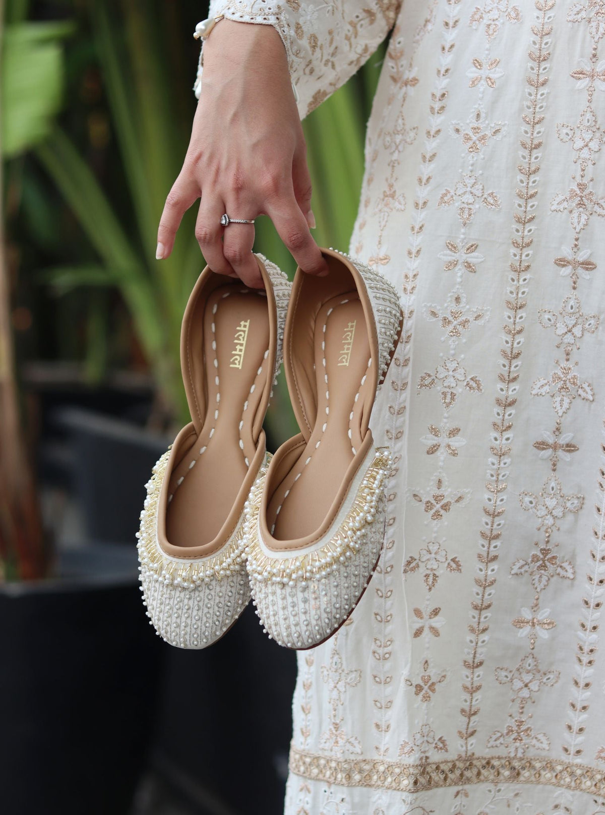 Aira Off White Vegan Jutti
