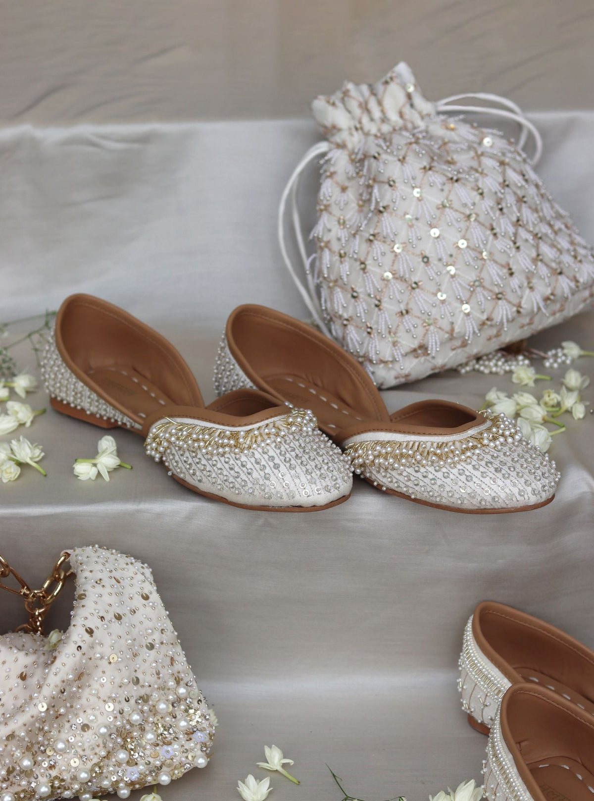 Aira Off White Vegan Jutti