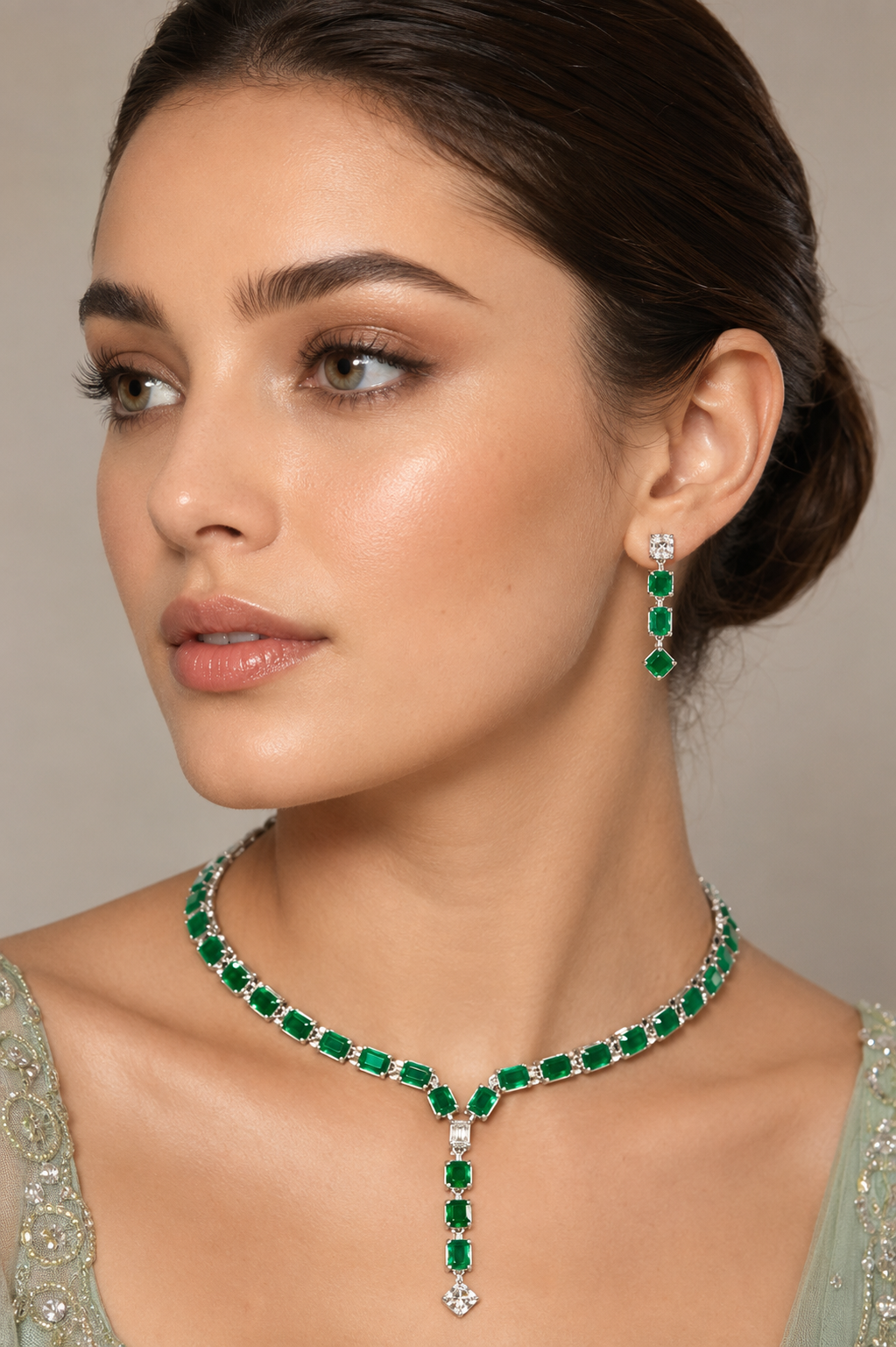 Kaashvi Emerald Diamond Necklace Set