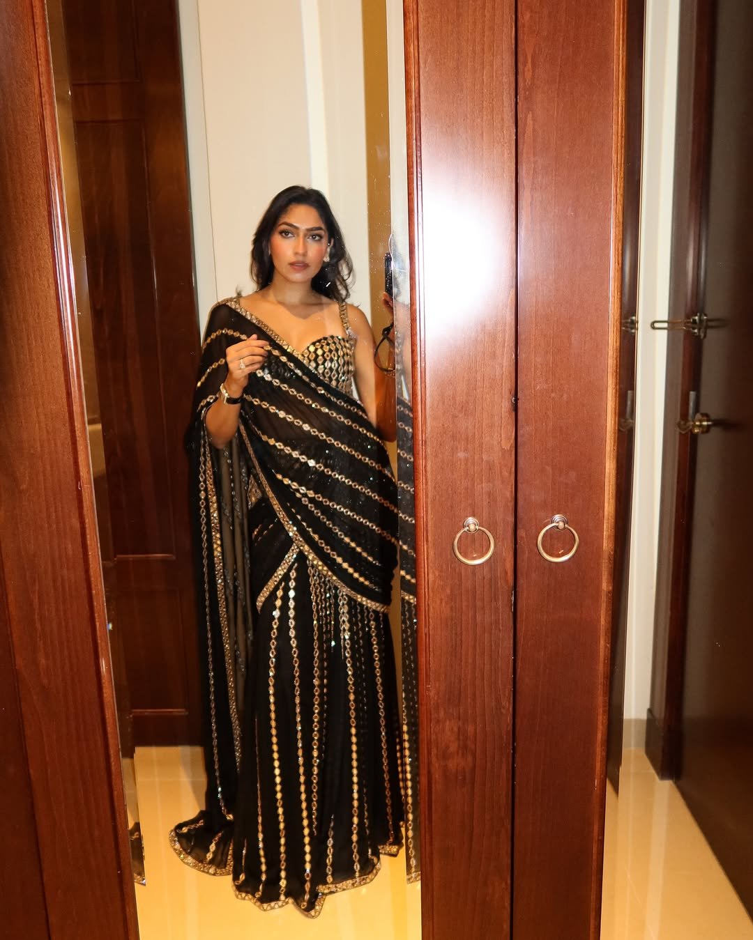 ISHA SUTARIA In Jugmug Black Pre Draped Saree Set