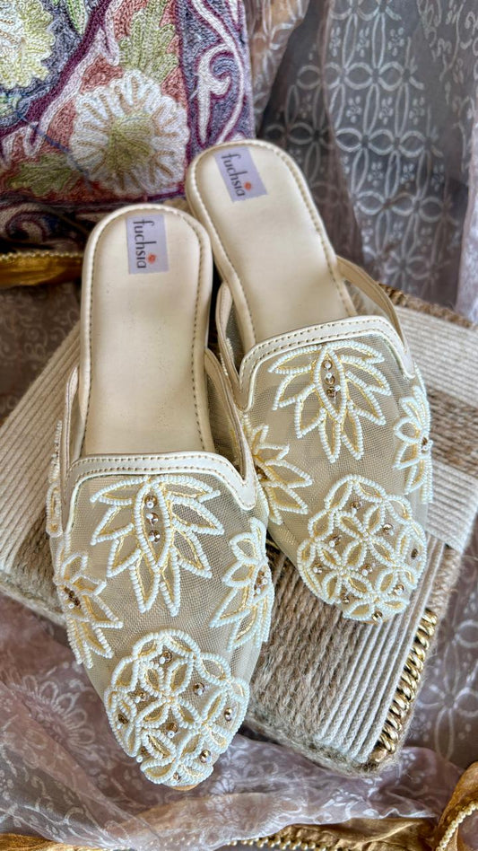WHITE LOTUS JUTTIS