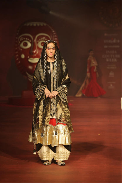 ‘Ek Main’ Kurta Set