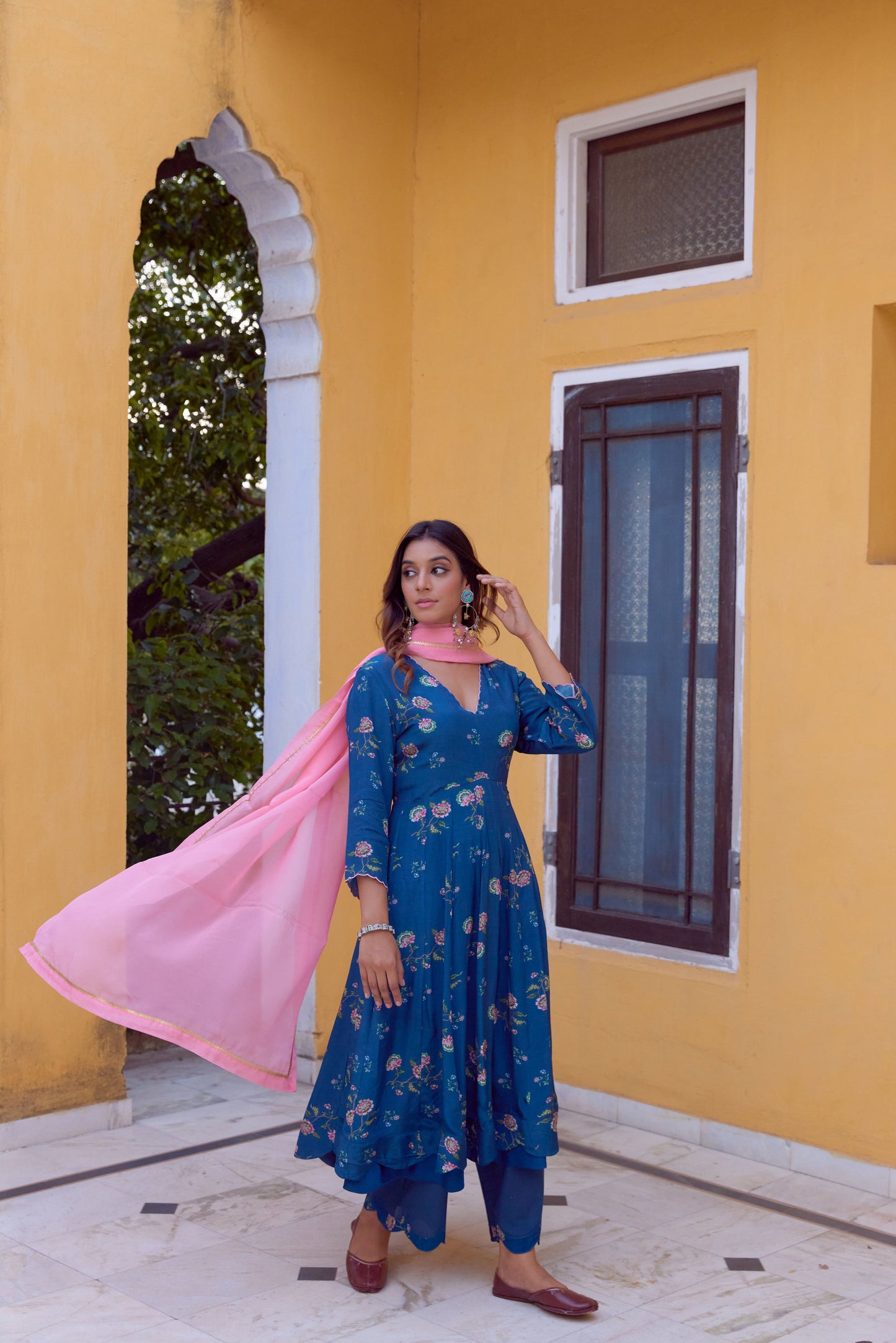 NEEL GULABI
