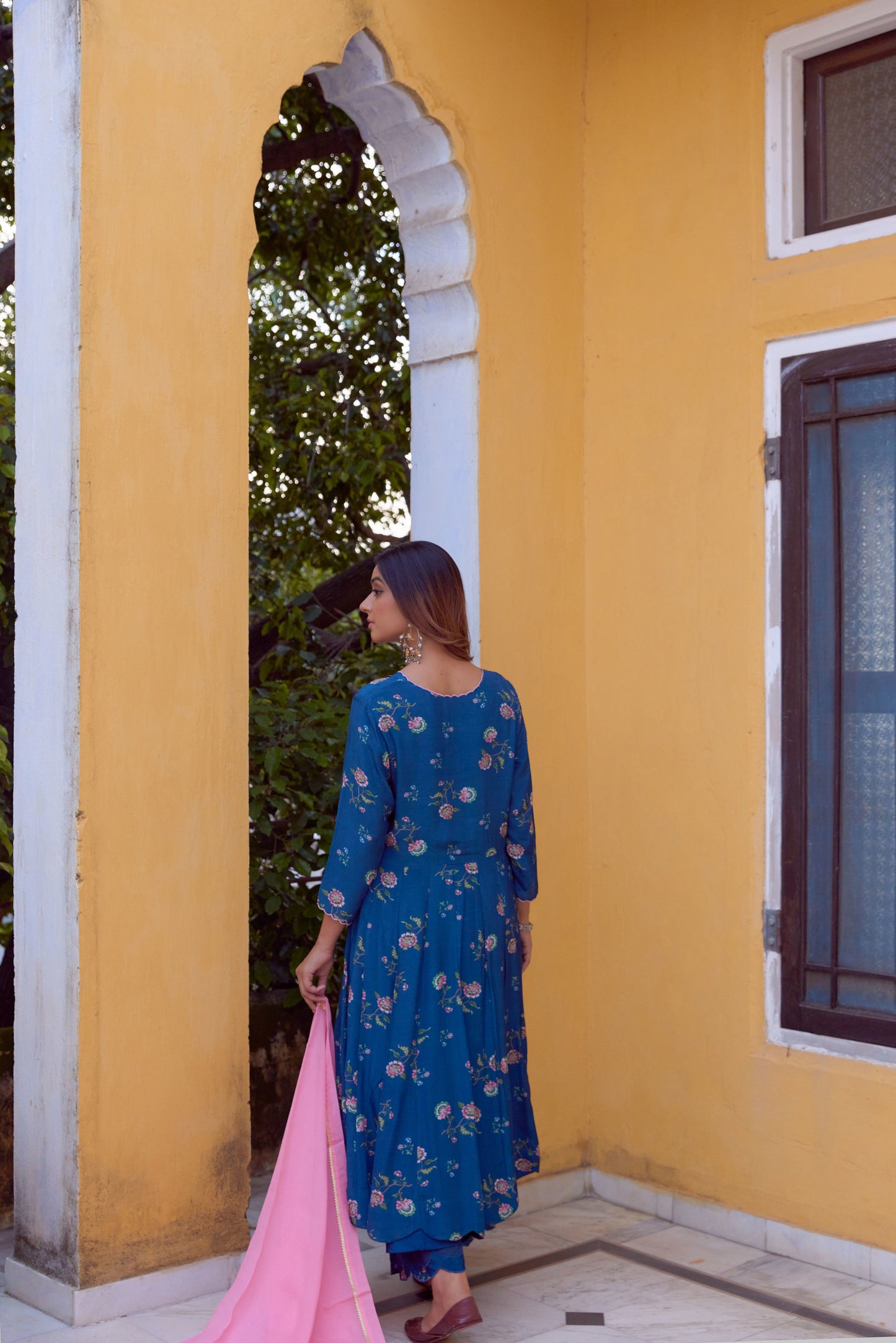 NEEL GULABI