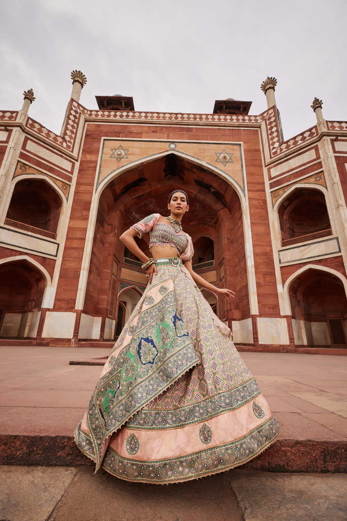 Women's Powder Pink Bandhani Banarasi Lehenga