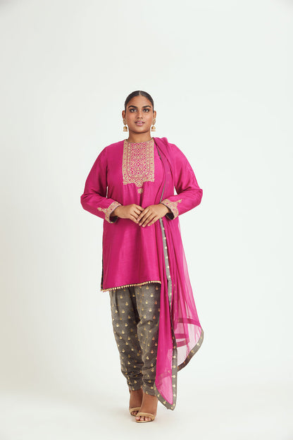 FUSCHIA GEORGETTE KURTA WITH GREY BENARSI SALWAR AND CHIFFON DUPATTA