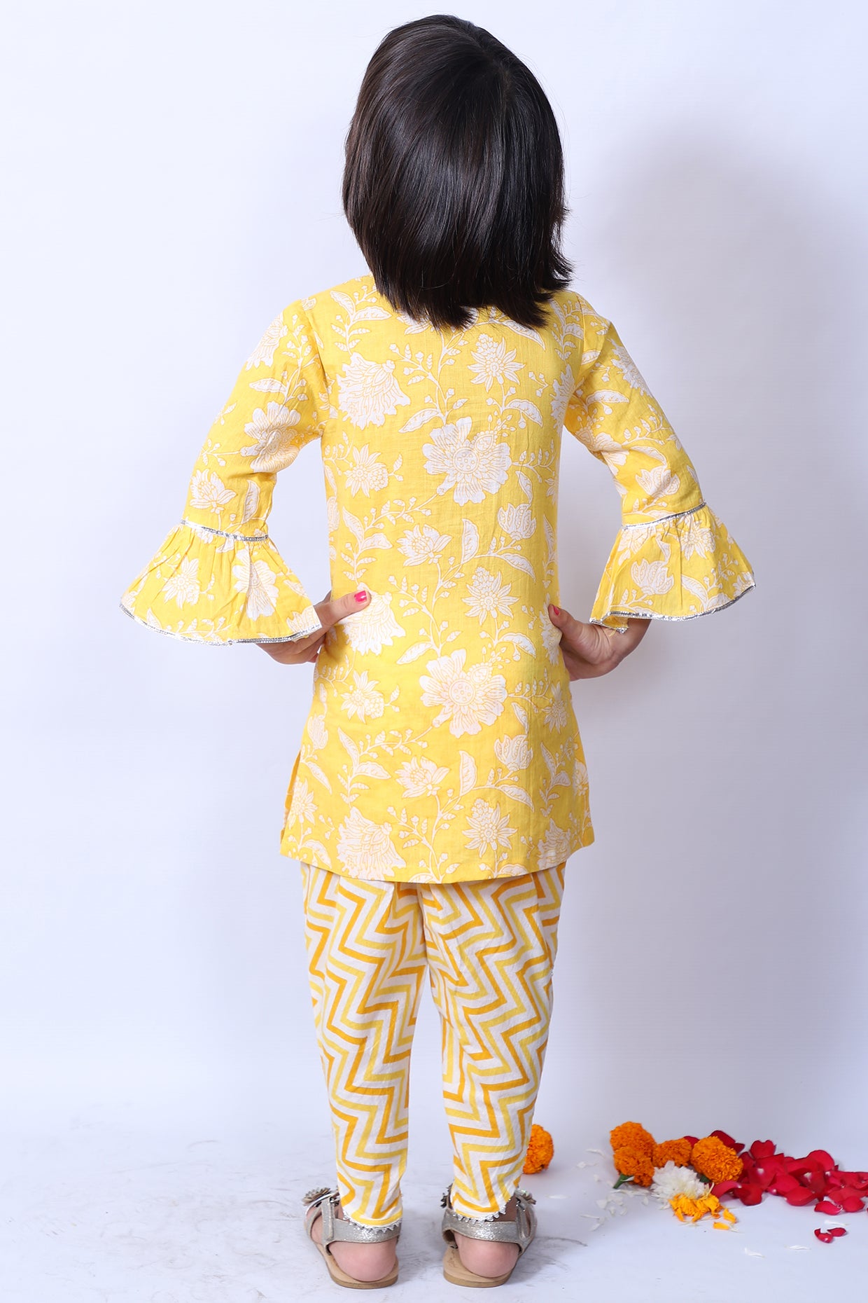 Yellow Printed Kurta Set For Girls by Pankhuri by Priyanka - Kids at Pernia's Pop Up Shop