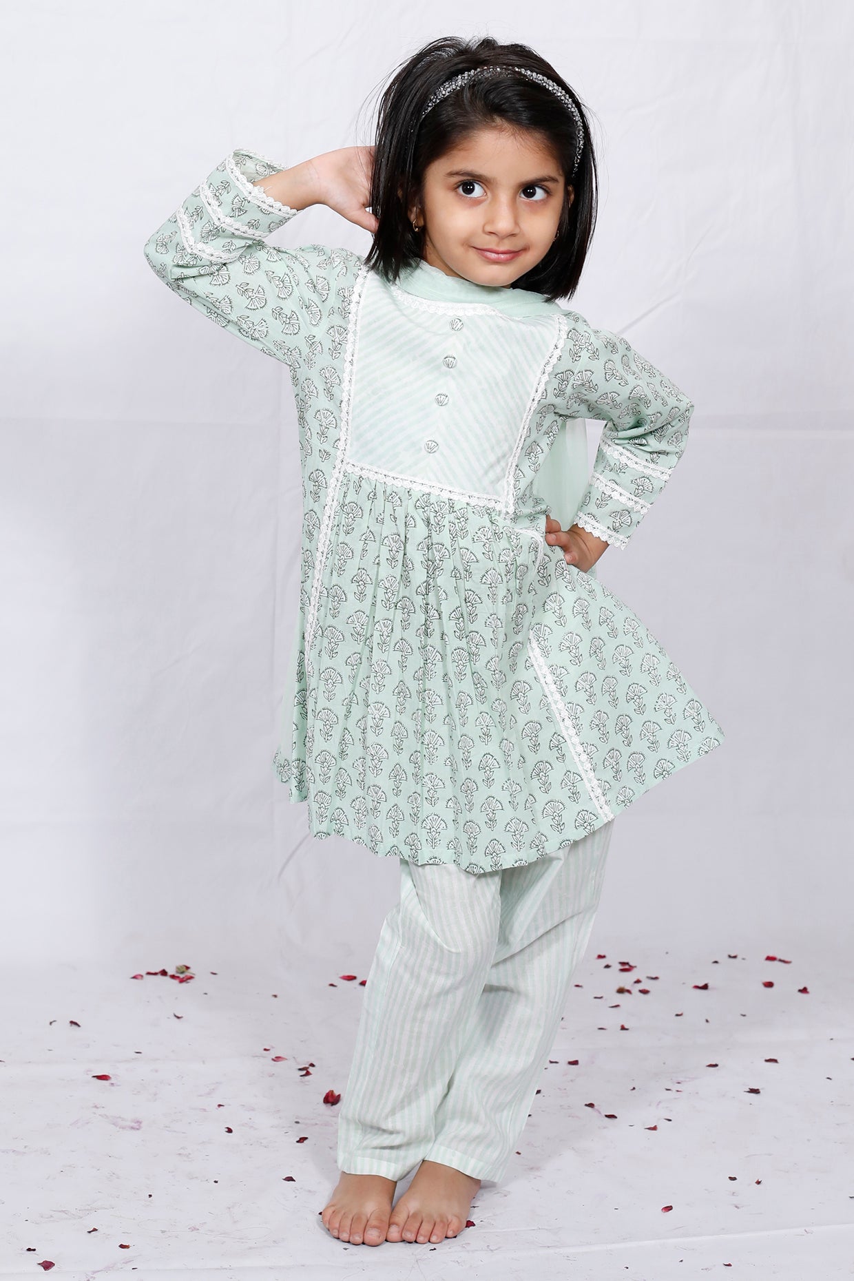 Green Cambric Cotton Printed Kurta Set For Girls by Pankhuri by Priyanka - Kids at Pernia's Pop Up Shop